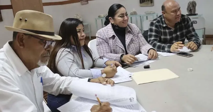 Participantes de la consulta en Santa Rosalía discuten la Ley de Personas Autistas.
