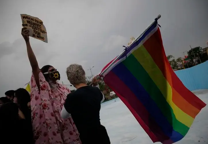 Participantes de la marcha del orgullo en Cancún celebran la diversidad y la inclusión.