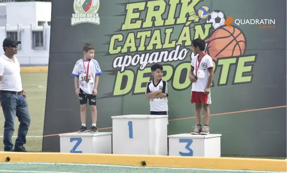 Participantes del Tazón de la Bandera 2026 en la pista de atletismo de Iguala.