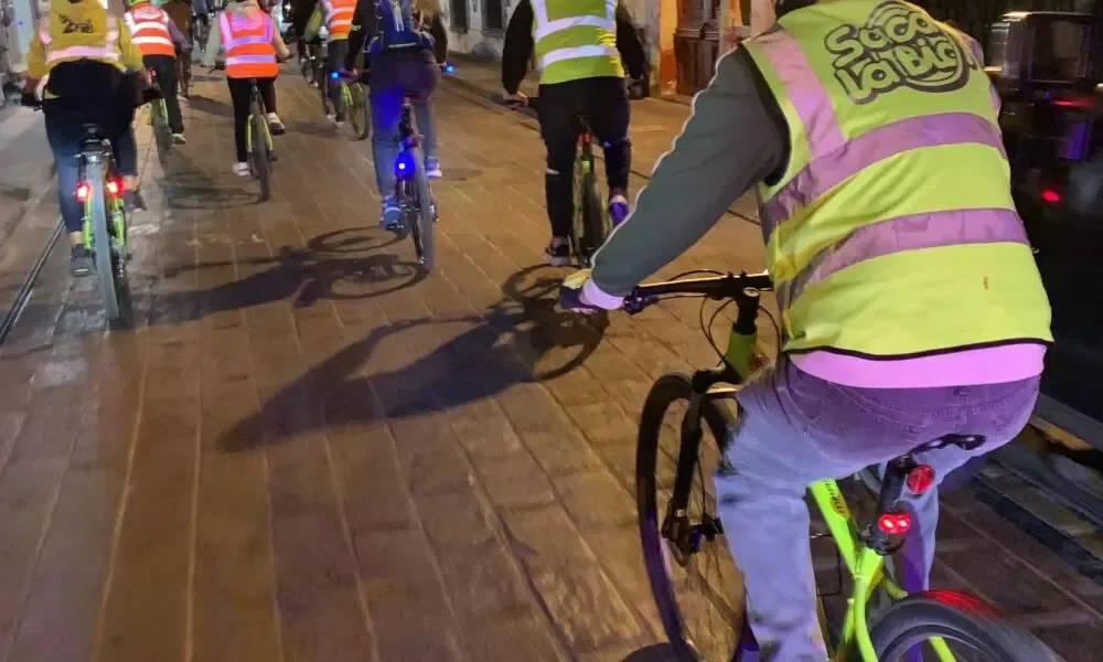 Participantes listos para la rodada nocturna en Querétaro el 4 de febrero.