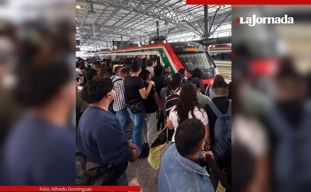 Pasajeros en la terminal Observatorio del Tren Interurbano México-Toluca.