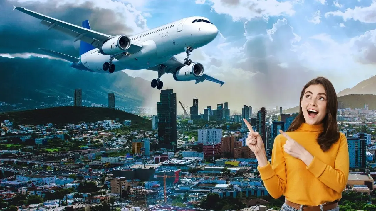 Pasajeros llegan al Aeropuerto Internacional de Monterrey en un miércoles agitado.