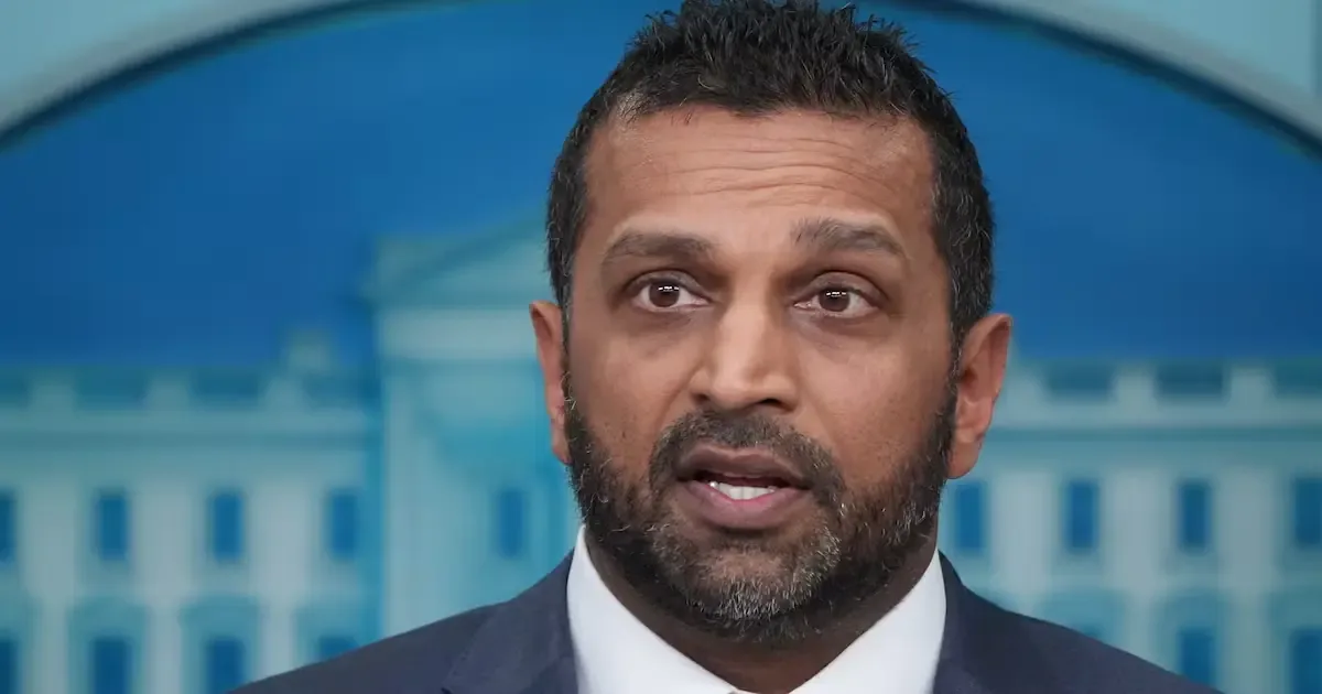Patel enfrenta críticas por festejar tras emergencias graves para el FBI.