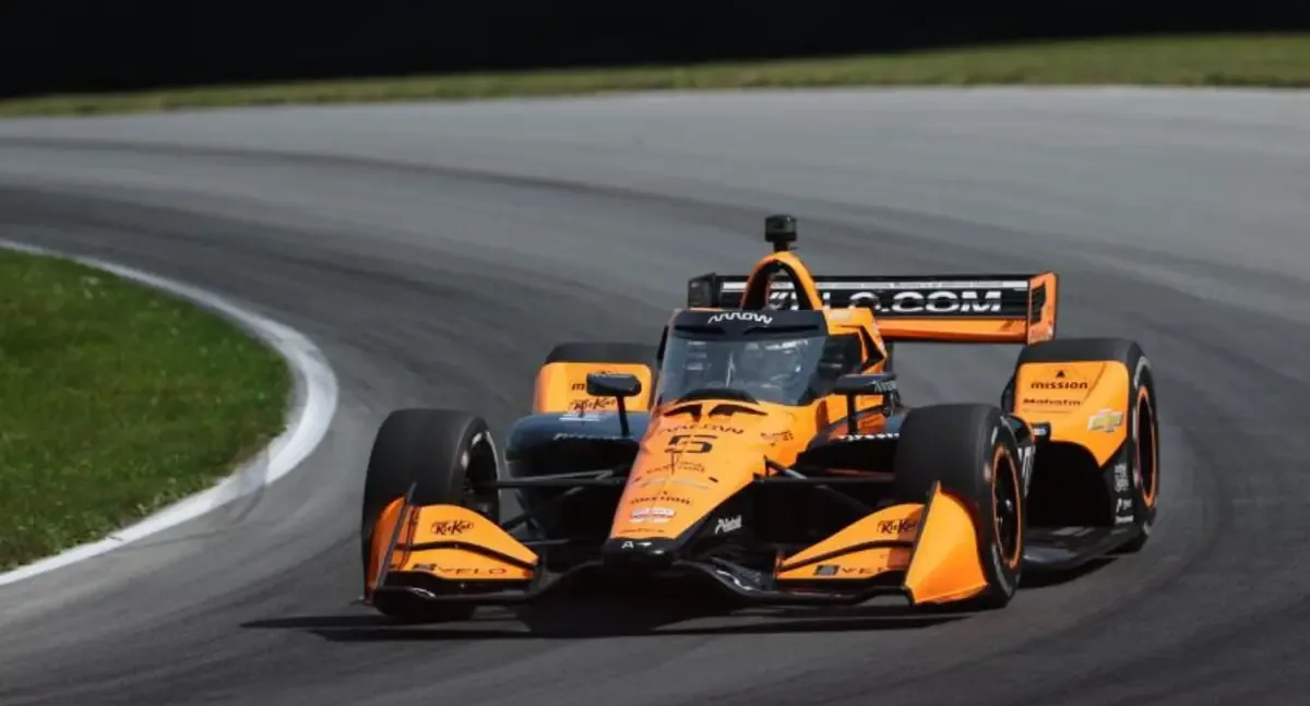 El piloto mexicano logra su primera victoria de la temporada y sigue destacando en la Serie IndyCar.