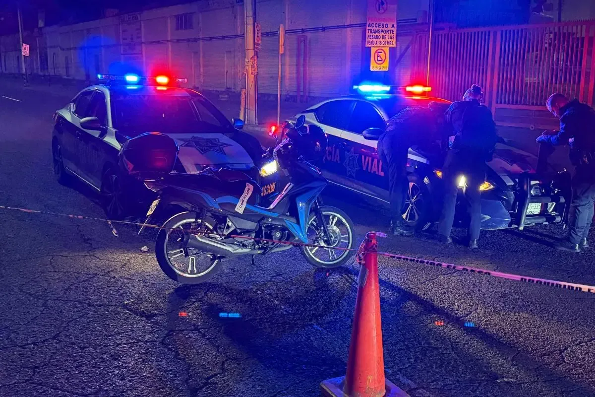 Patrulla de Policía Vial involucrada en un choque con motociclista en Guadalajara.