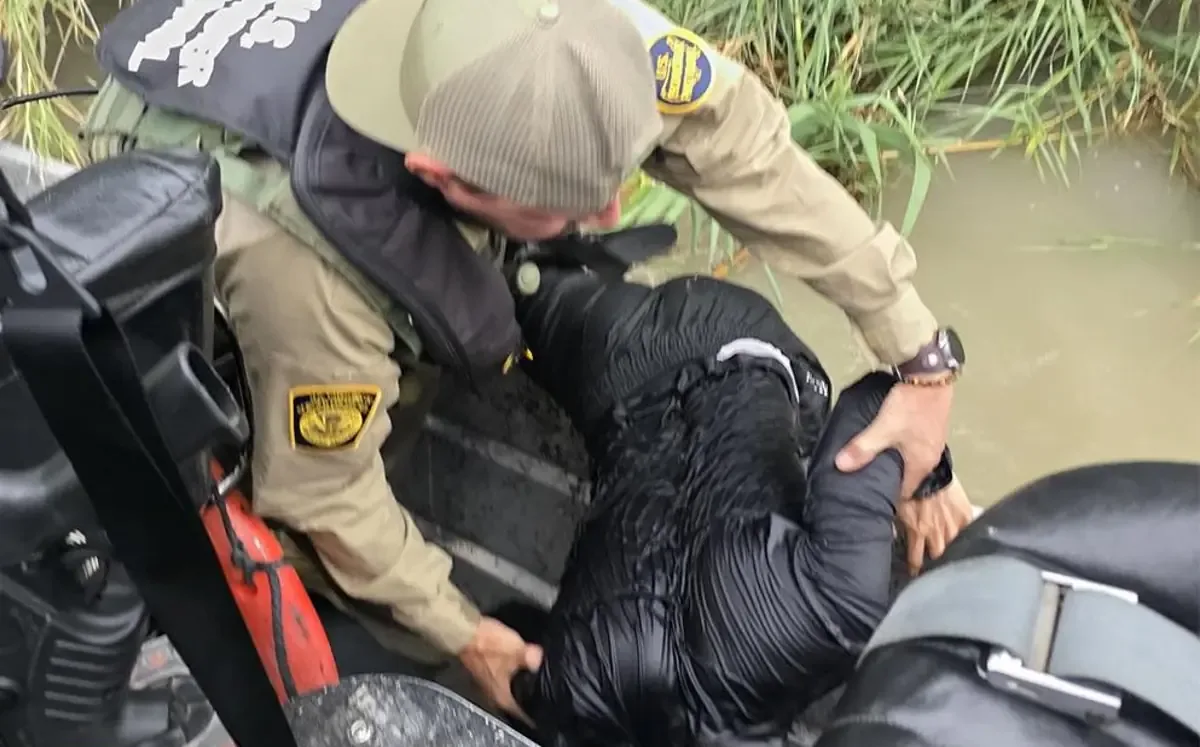 La intervención de agentes evitó una tragedia en la frontera de Laredo.
