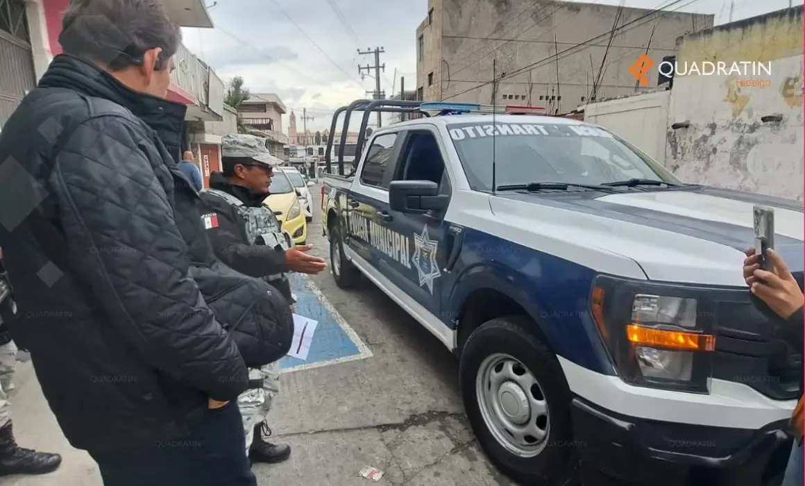 Patrulla municipal en Tula con placas particulares en el corralón.