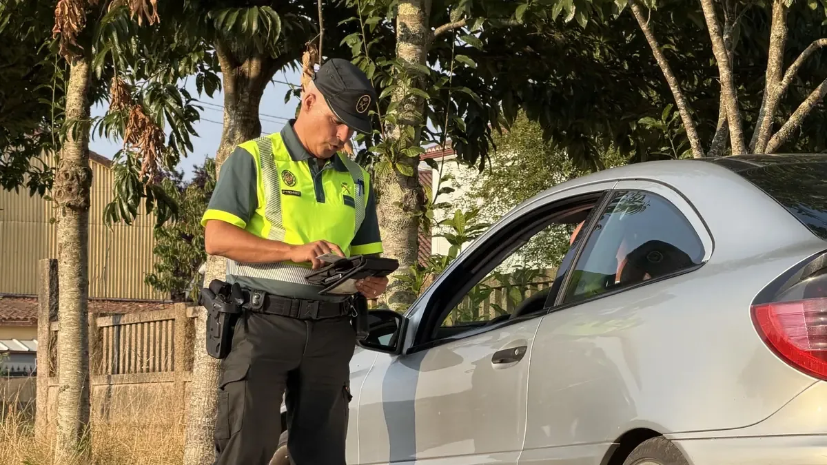 Un día de patrullaje con la Guardia Civil de Tráfico revela el enfoque preventivo y la importancia de la seguridad vial en Galicia.