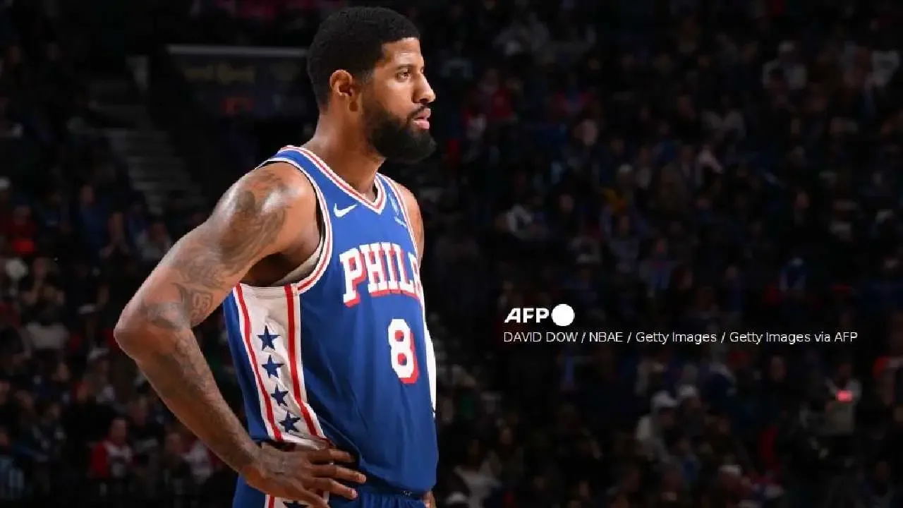 "Paul George de los 76ers en la cancha durante un encuentro de la NBA."