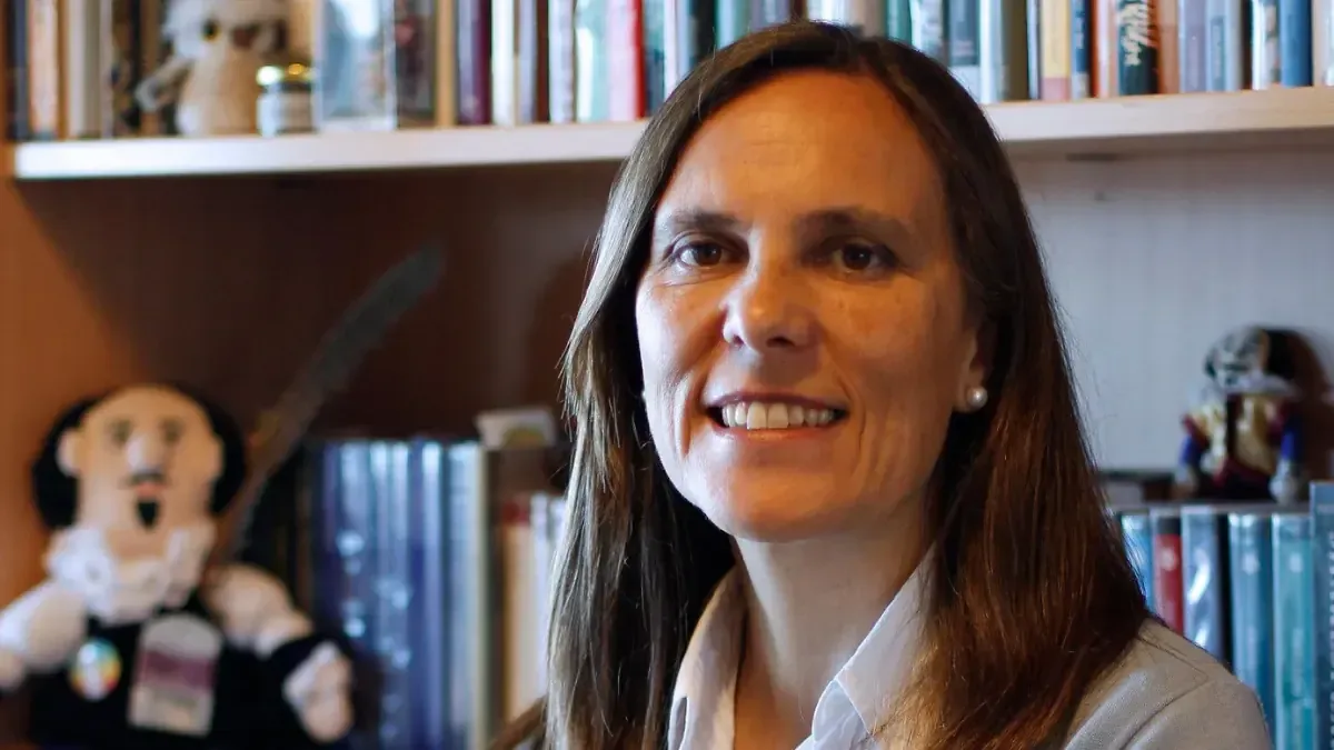 La académica Paula Baldwin analiza la obra de Shakespeare a través del trabajo de Juan Cariola, resaltando su contribución al teatro chileno.