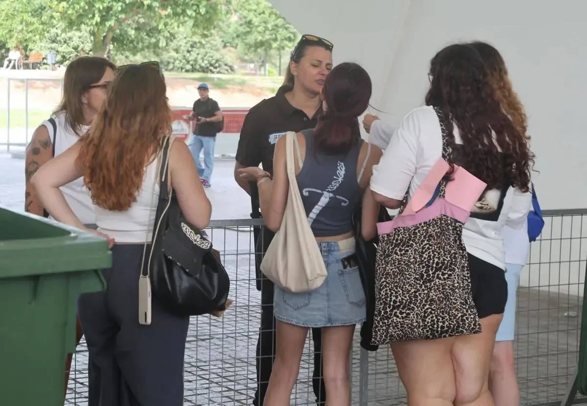 La suspensión del festival dejó a asistentes decepcionados y en busca de nuevos planes en València.