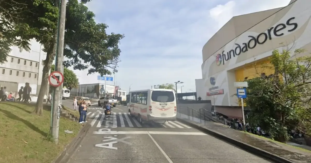 Un accidente en un paso peatonal del Centro Comercial Fundadores dejó a un individuo hospitalizado en estado estable.