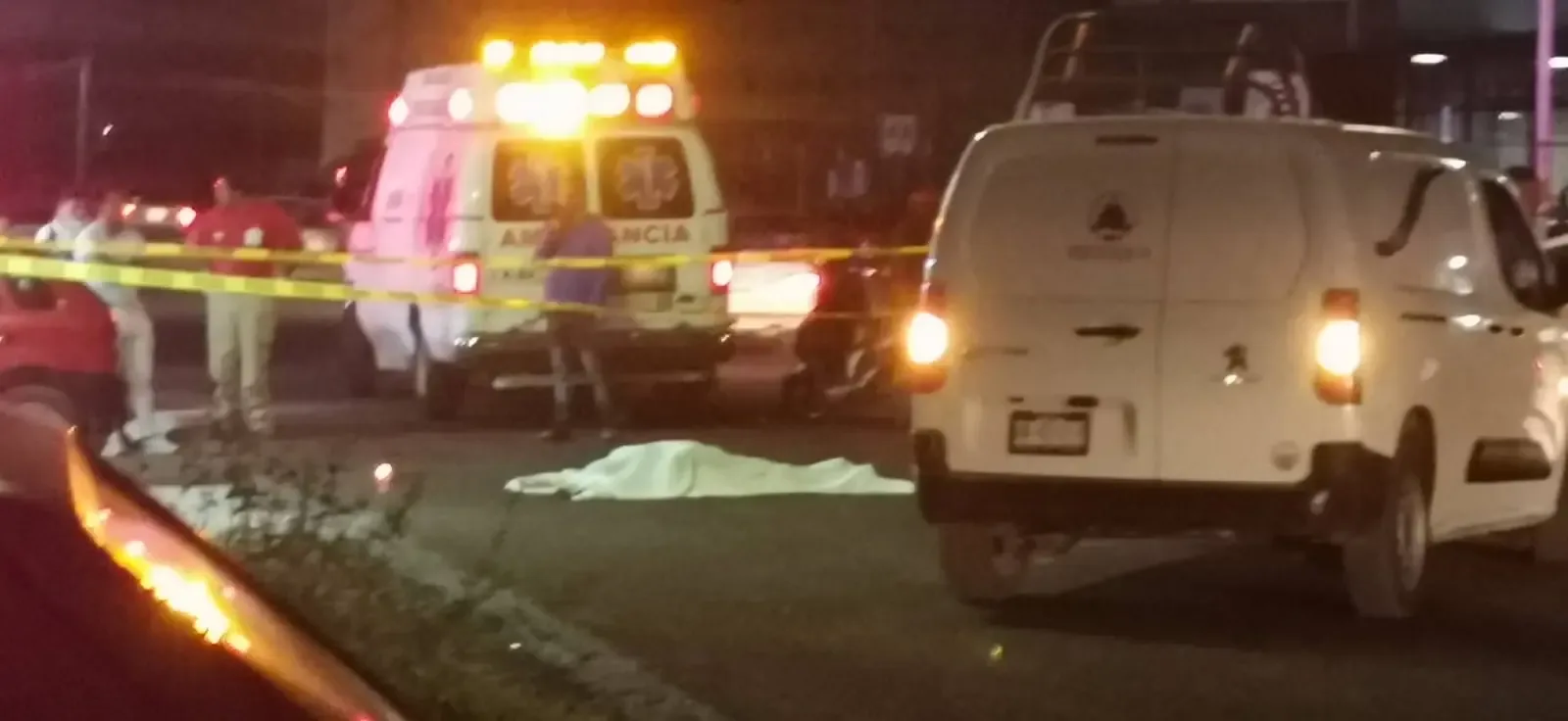 Peatones cruzan el peligroso cruce frente al Hospital General de Tula.
