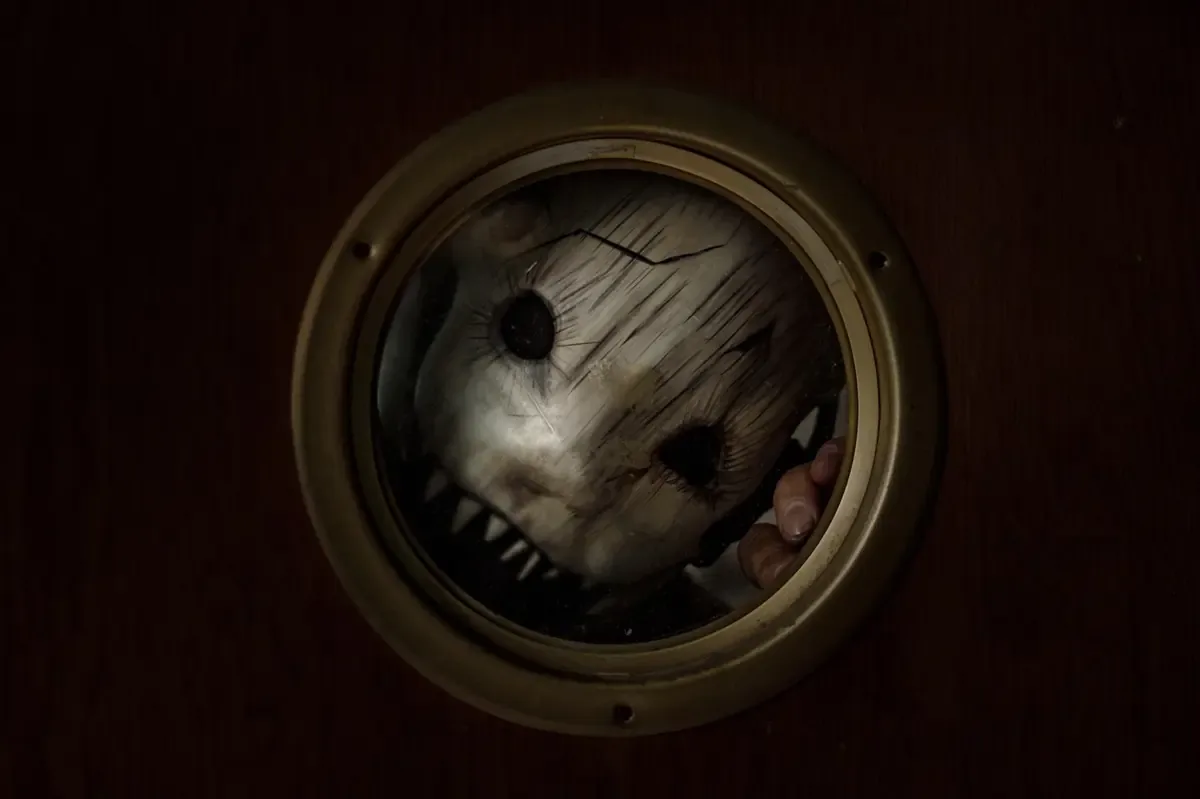 La película "Pecadores" mezcla suspense y terror, reflejando conflictos históricos y sociales.