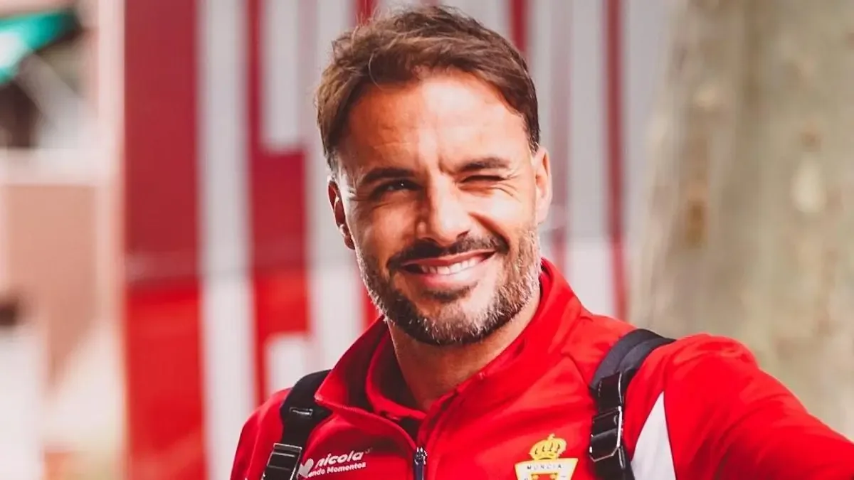 El futbolista se despide en Nueva Condomina tras una carrera de 21 años.