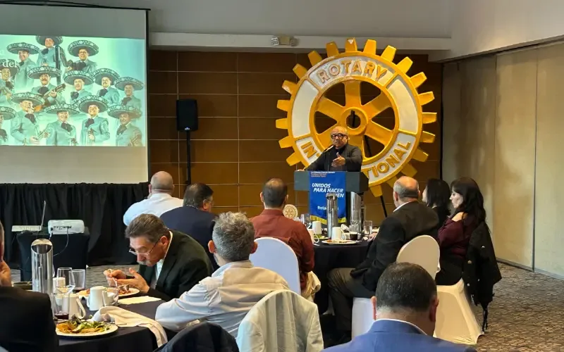 Pedro Ochoa expone sobre el mariachi en el Club Rotario de Tijuana.