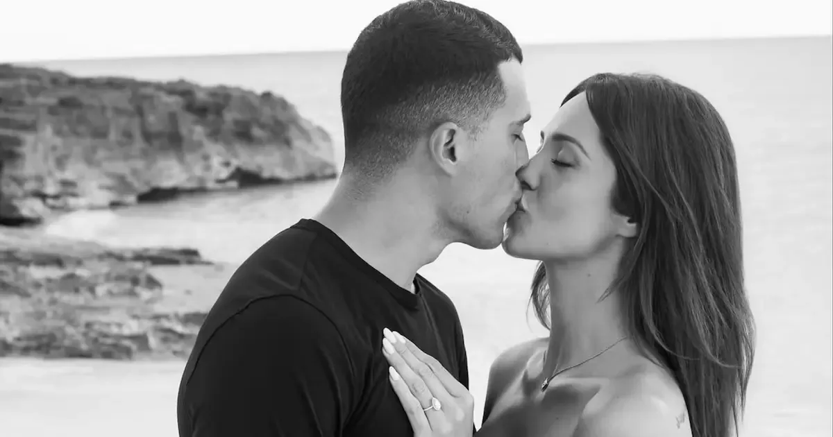 Pedro Porro y María Hurtado sellan su amor con un compromiso memorable en vacaciones.