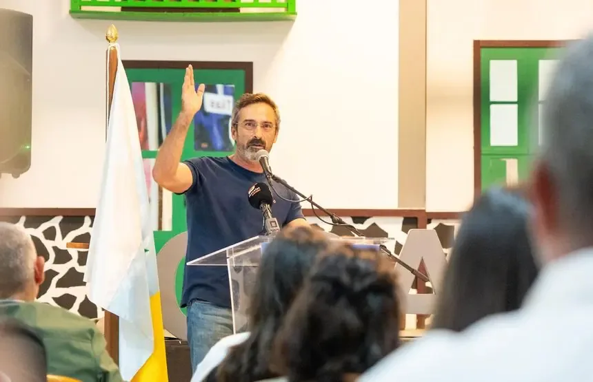 Pedro San Ginés enfatiza la necesidad de colaboración con el PSOE en Lanzarote, a pesar de diferencias con líderes específicos.
