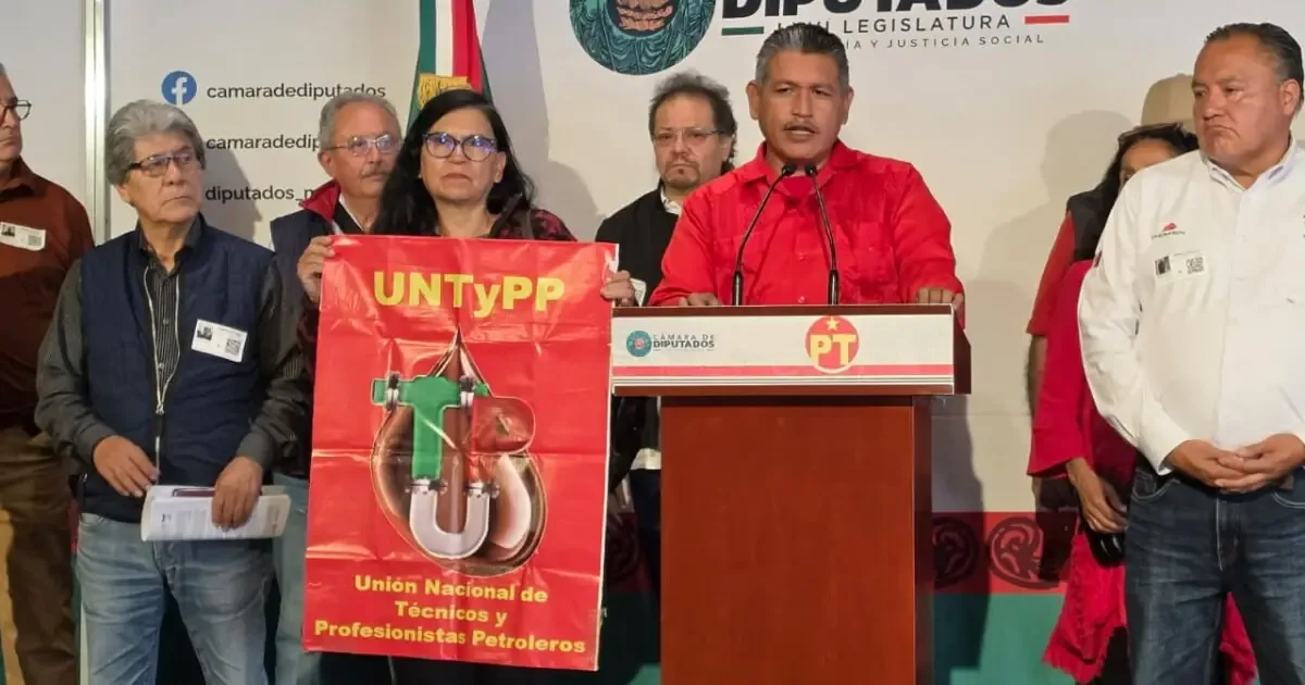 La reestructuración en Pemex incluye despidos y reducción de salarios, afectando a empleados con años de servicio.