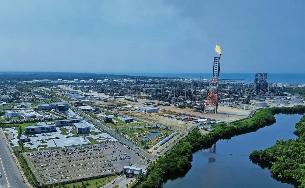 El costo de la refinería casi triplica lo prometido durante su construcción, generando preocupaciones.