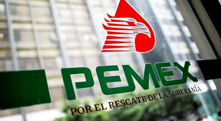 Análisis revela la disminución en ingresos petroleros y el impacto de los apoyos gubernamentales.