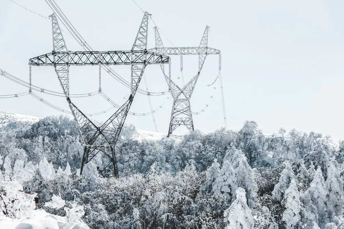 La infraestructura eléctrica de la península presenta un riesgo por falta de mantenimiento y dependencia del gas importado.