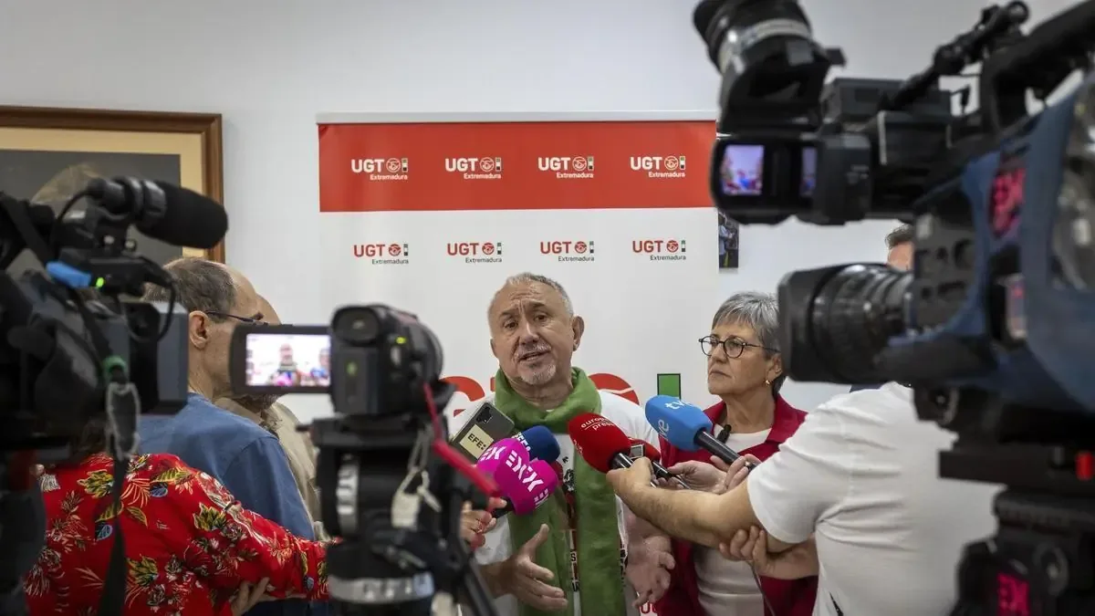 El líder de UGT defiende los derechos laborales y sociales de los ciudadanos en Mérida.