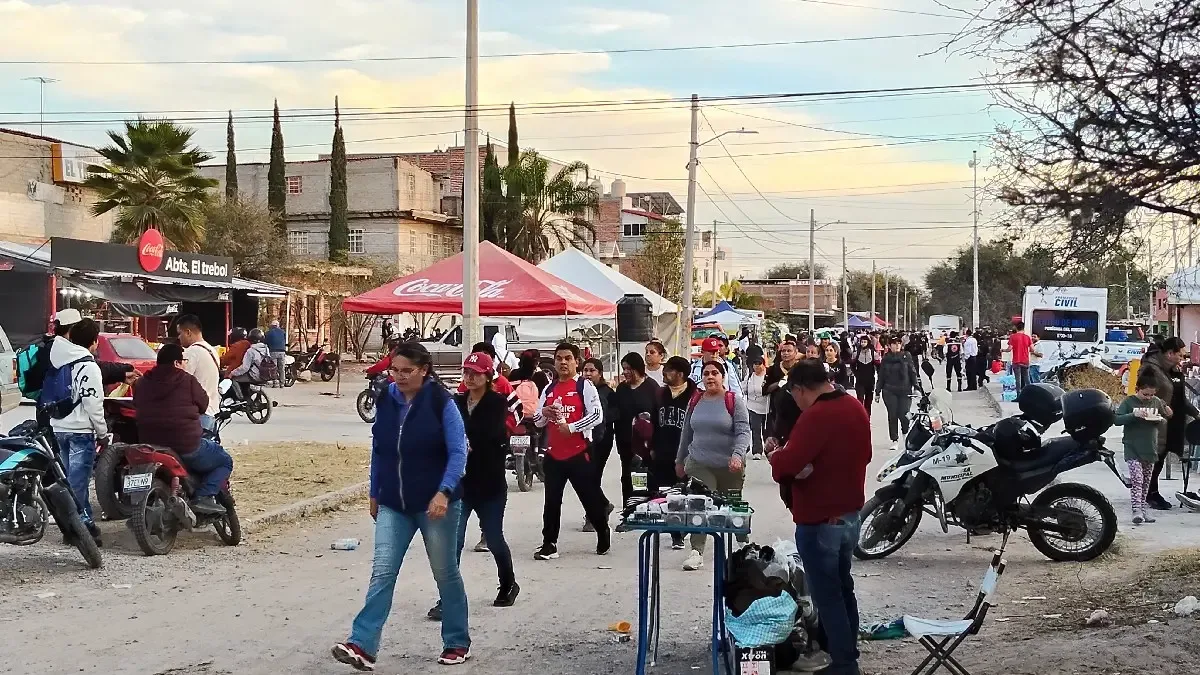 Peregrinos descansan en la exestación del ferrocarril en Guanajuato.