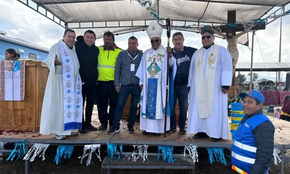 Peregrinos participan en la bendición antes de iniciar su camino hacia San Juan de los Lagos.
