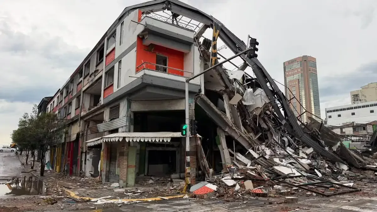 El colapso representa un grave riesgo estructural tras el terremoto de agosto, aumentando la preocupación en la comunidad.