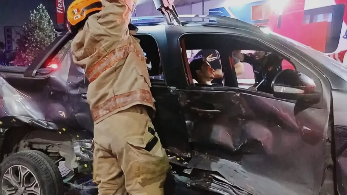 Un robo y posterior accidente vial causaron lesiones a cuatro personas en el centro de Monterrey.