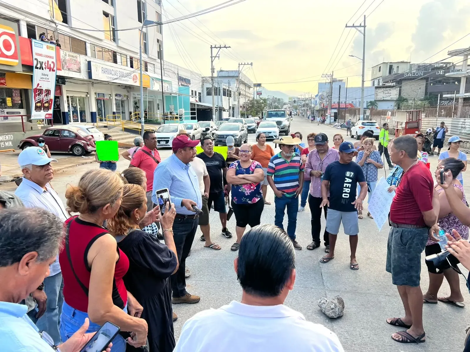 Personal de Capama trabaja para restablecer el suministro de agua en Hogar Moderno.