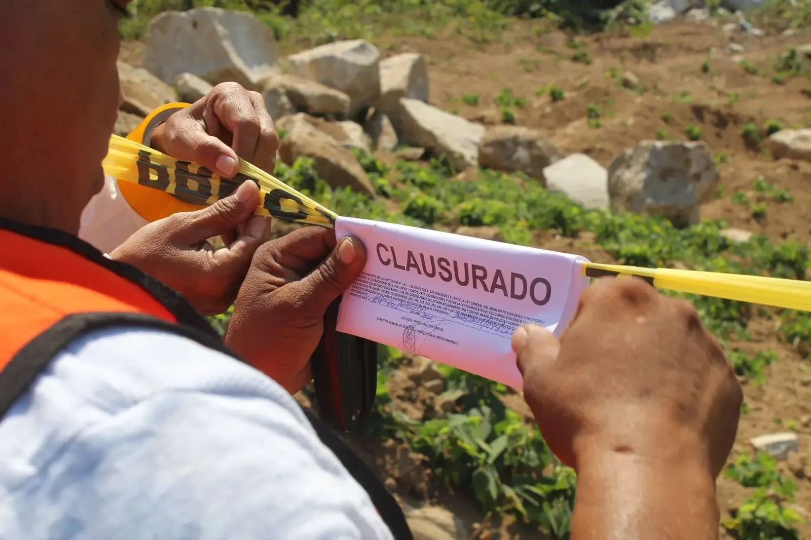 Personal de Ecología en la clausura de predios dañinos para el Parque Bicentenario.