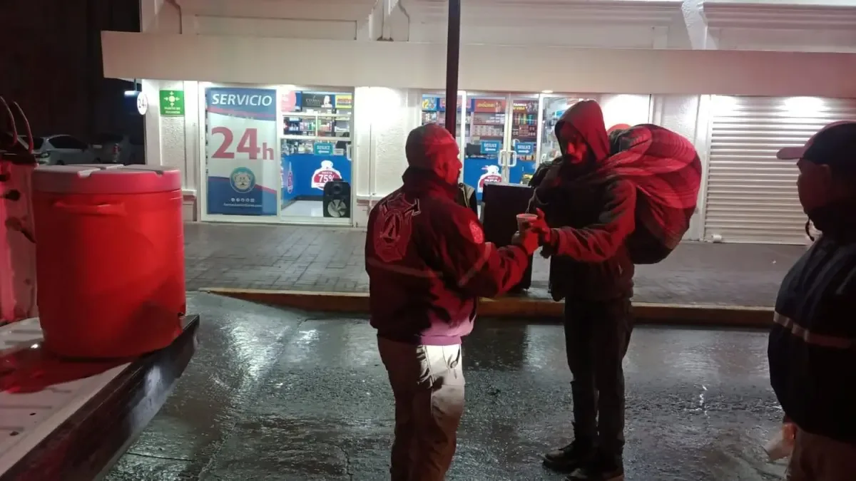 Personal de Protección Civil de Nuevo Laredo realiza asistencias a personas en situación de calle.