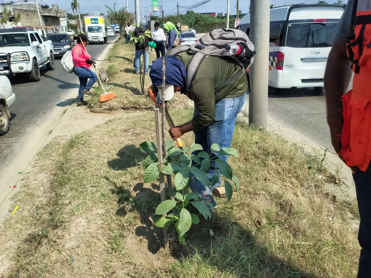 Personal del Gobierno de Acapulco realiza labores de limpieza en la carretera Cayaco-Puerto Marqués.