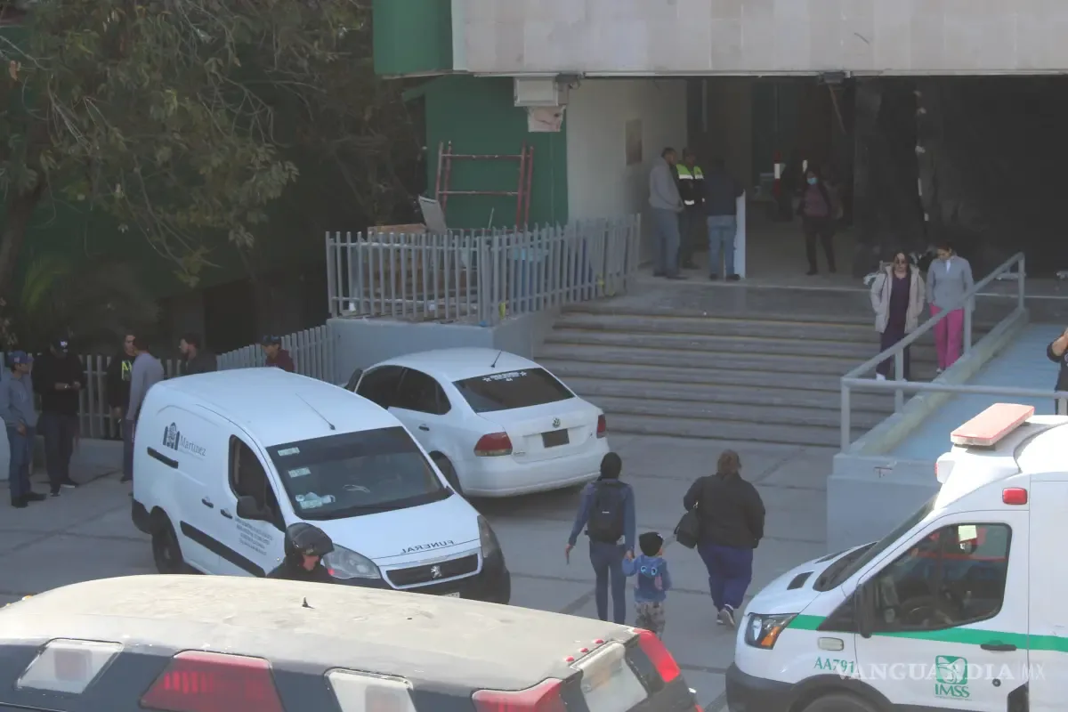 Personal médico en la Clínica Dos del Seguro Social intenta ayudar a un hombre trasladado.