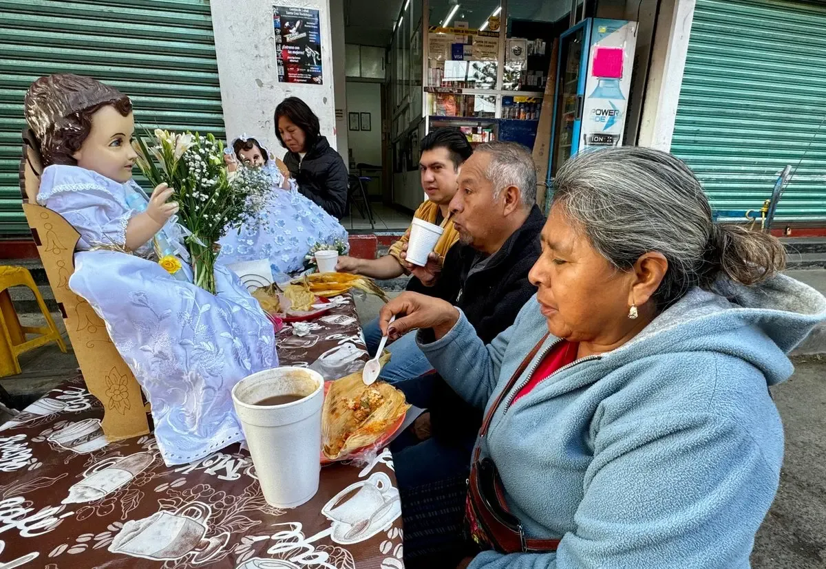 Personas comprando tamales afuera de hospitales en el Día de la Candelaria.