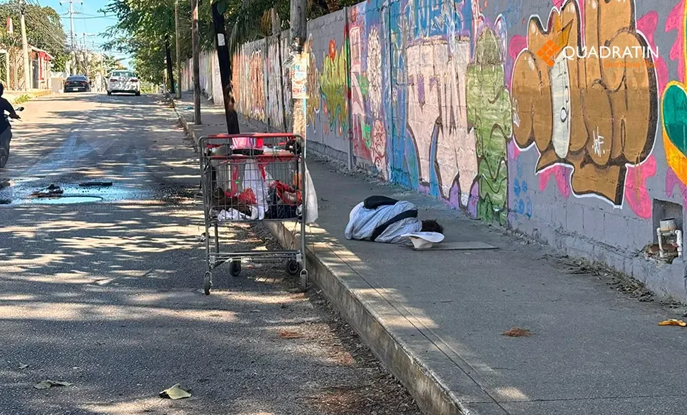Personas en situación de calle en la vía pública de Cancún.