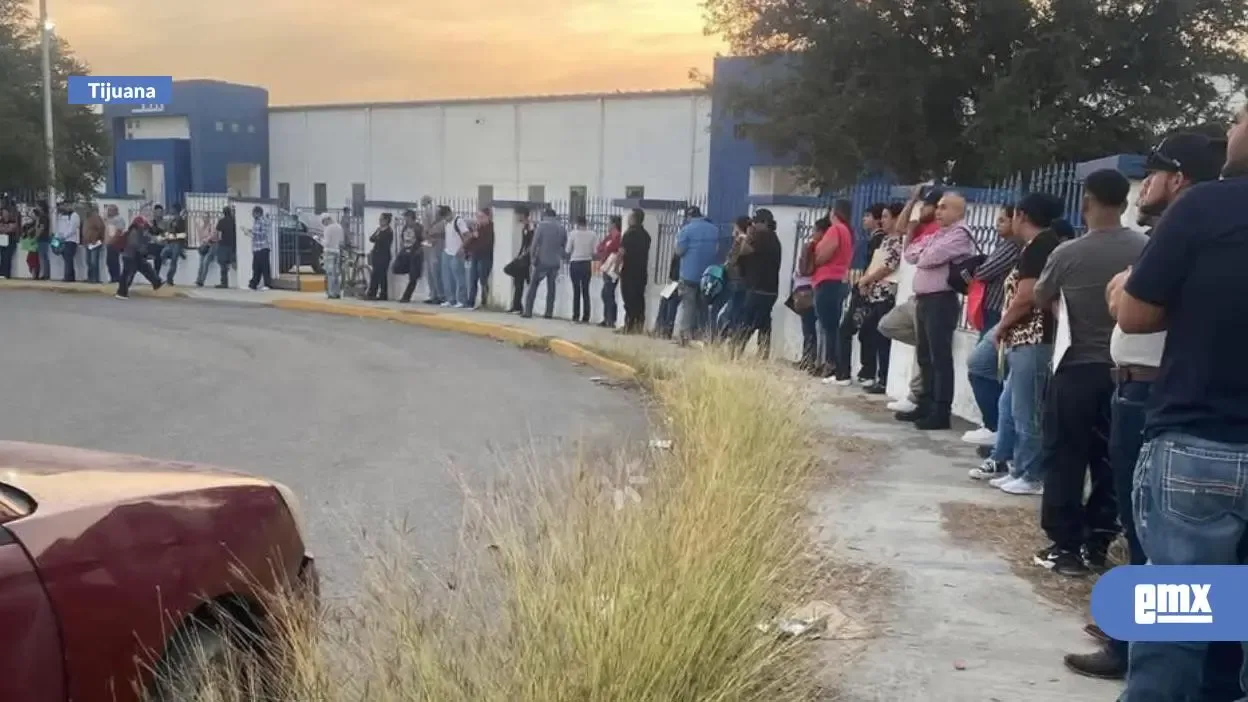 Personas esperan desesperadamente por trabajo en las filas de Tijuana.