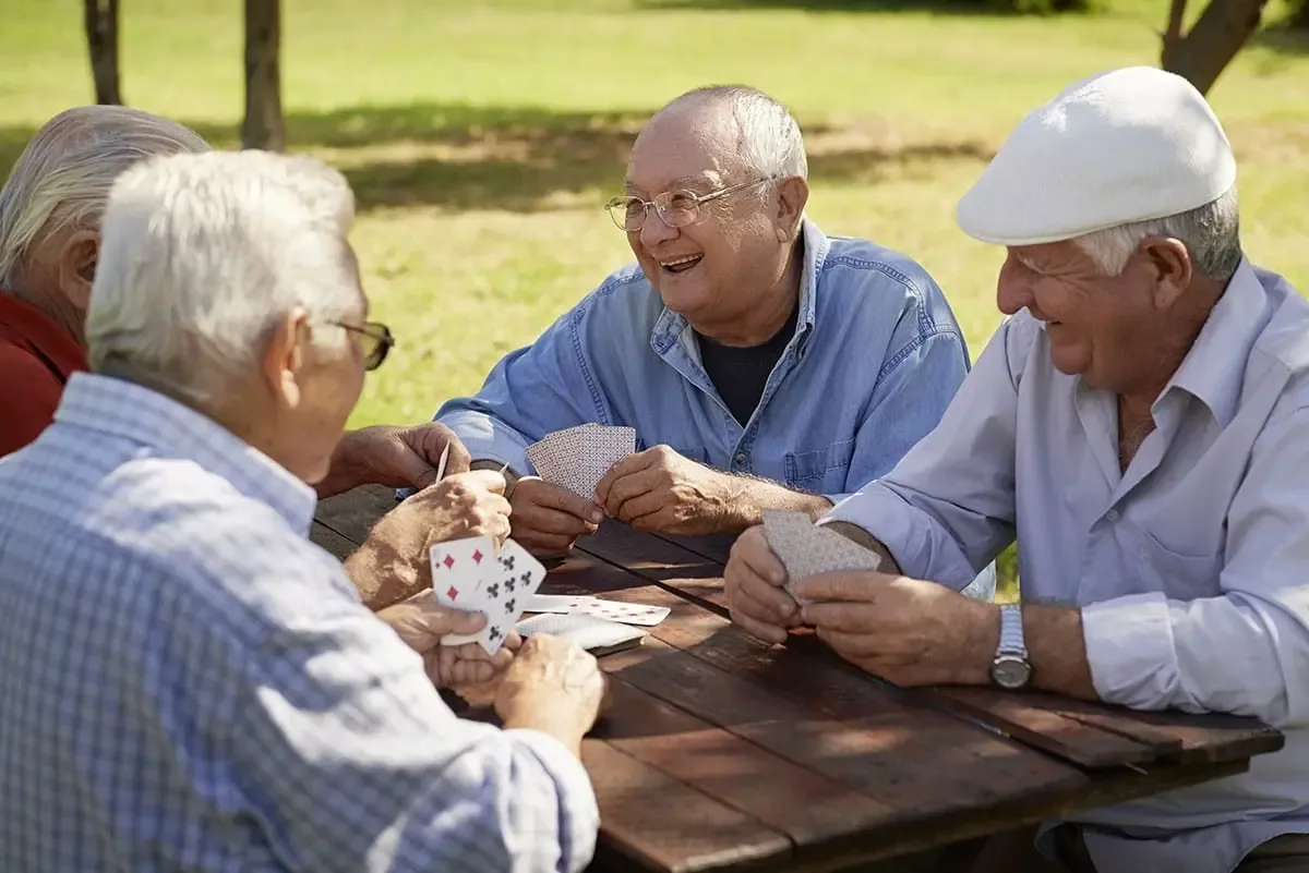 Personas mayores disfrutando de nuevas actividades y relaciones sociales.