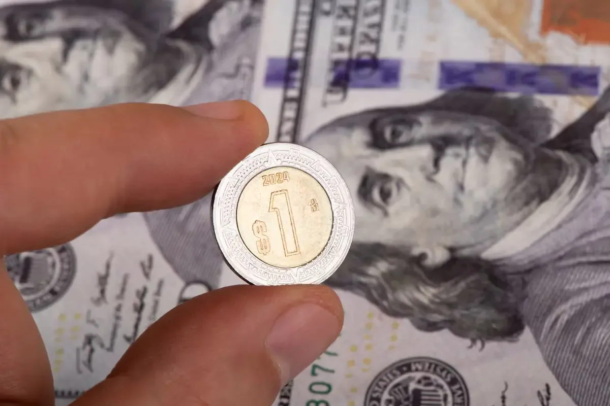 La inflación global y la política monetaria afectan la estabilidad del peso en los mercados.