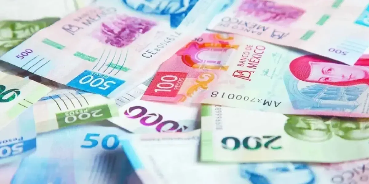 La divisa local avanza mientras se espera información de la Fed y Banxico.