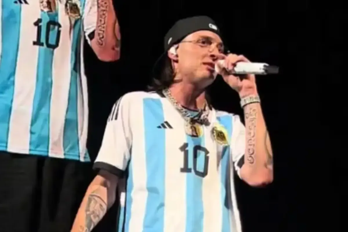 Las declaraciones del cantante desatan críticas y defensas en redes sociales.