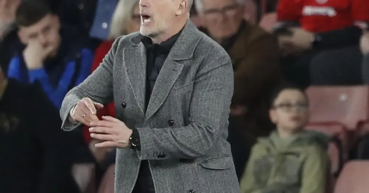 Philippe Clement urge a su equipo a enfocarse en el próximo partido tras derrota.
