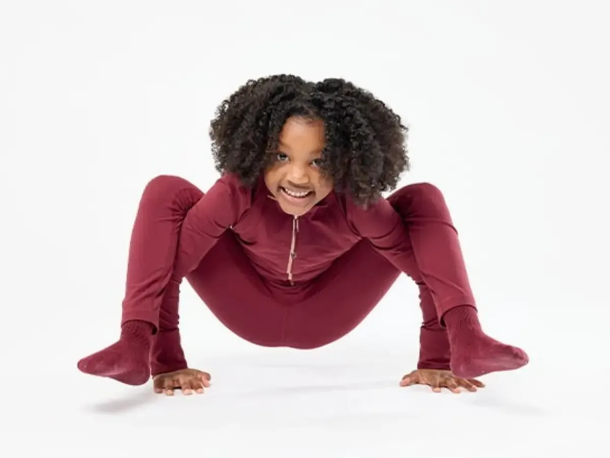 A sus seis años, Phoenix ya combina yoga, ballet y robótica, e impulsa un cambio positivo.