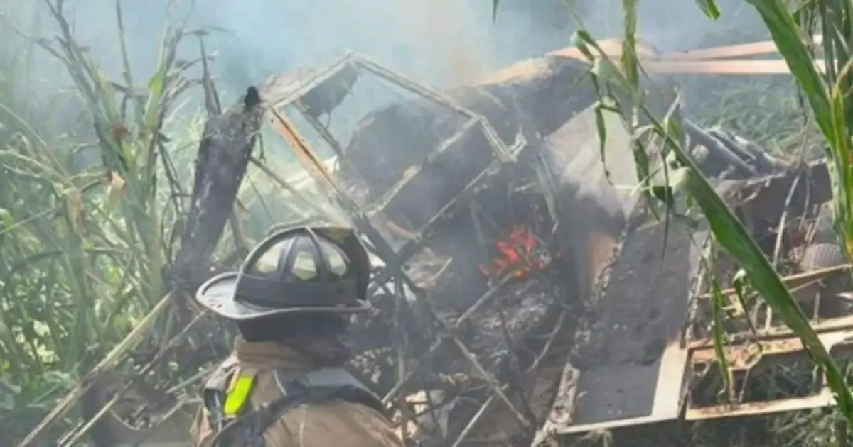 Un accidente de aeronave agricultural provoca incendios menores sin víctimas fatales.