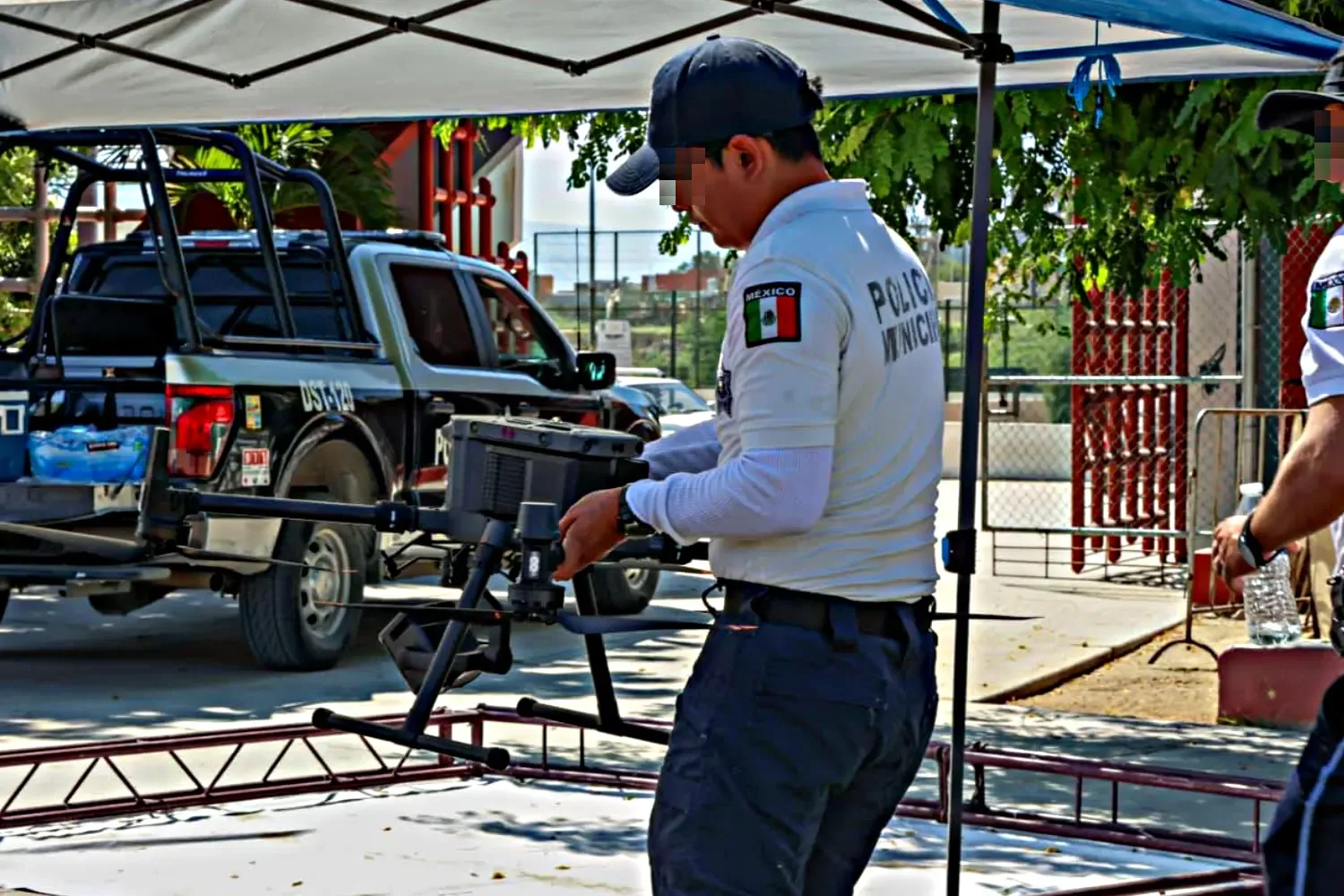 Pilotos de drones certificados en acción para mejorar la seguridad en Los Cabos.