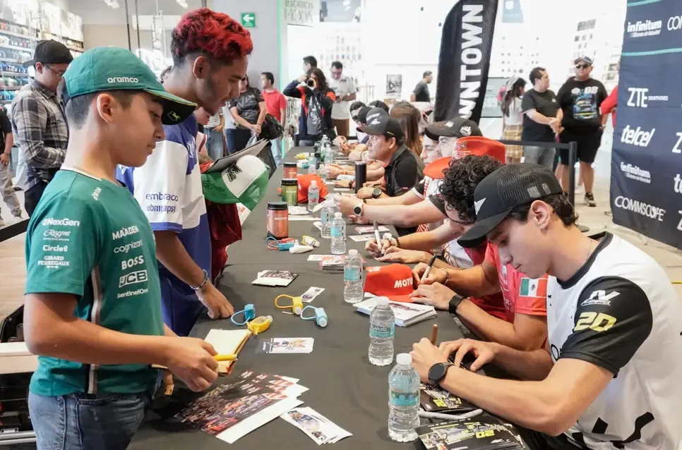 La firma de autógrafos precede al Gran Premio "La Poblana 75" en el Autódromo Miguel E. Abed.