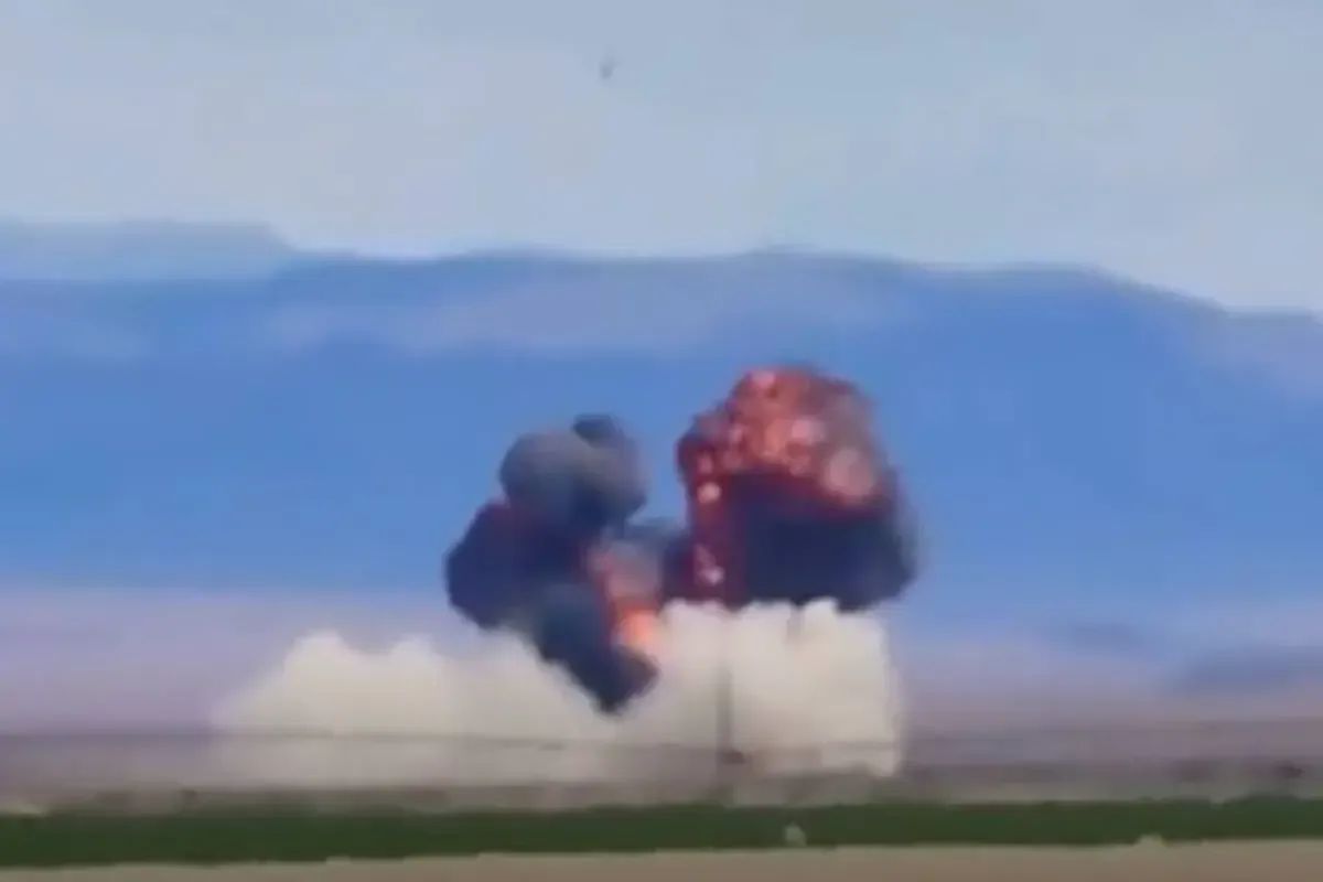Un choque durante un evento aéreo en Idaho genera tensión, pero los cuatro aviadores lograron salir sanos.