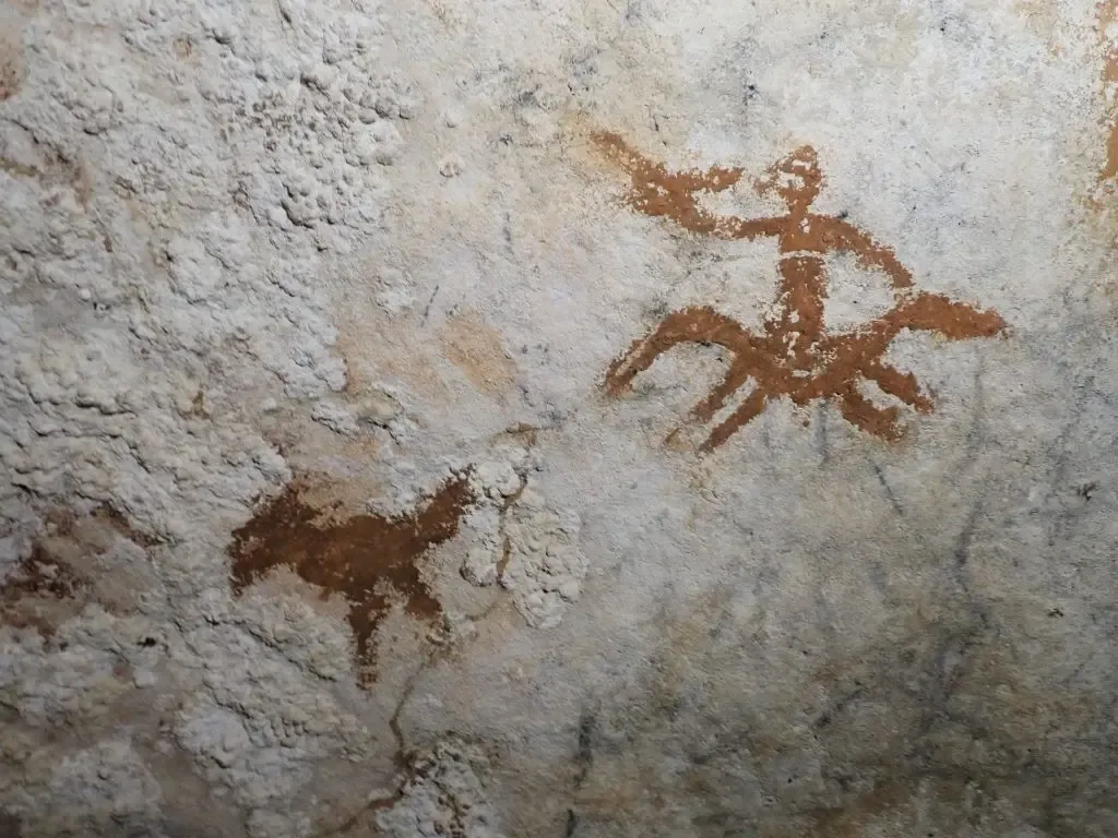 Pintura rupestre descubierta en una cueva de Célebes, Indonesia.